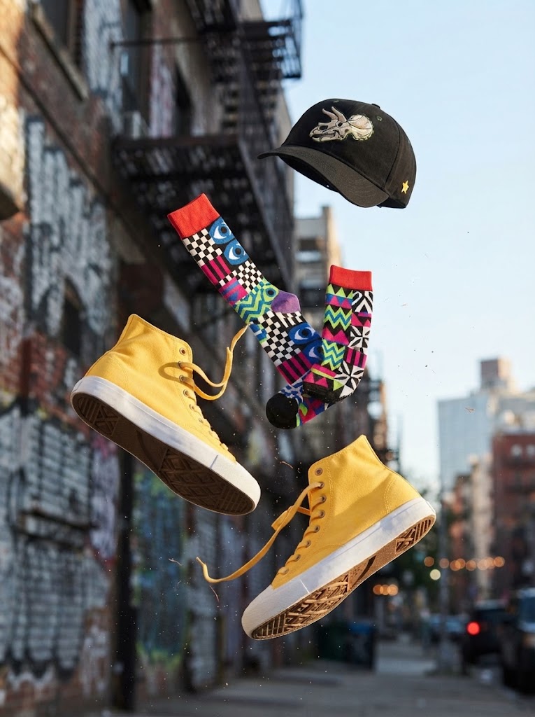 casquette noire, paire de chaussette colorée et paire de sneakers jaunes