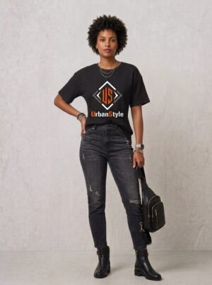 modèle portant un t-shirt noir urban style pour femme