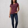modèle portant t-shirt bordeaux pour femme estampillé UrbanStyle